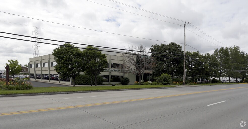 More Photos Of 270 Ch du Tremblay, Boucherville Warehouse For Lease