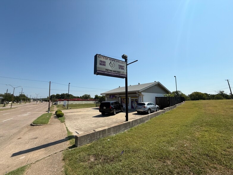 More Photos Of 2652 Cedar Crest Blvd, Dallas Storefront For Sale