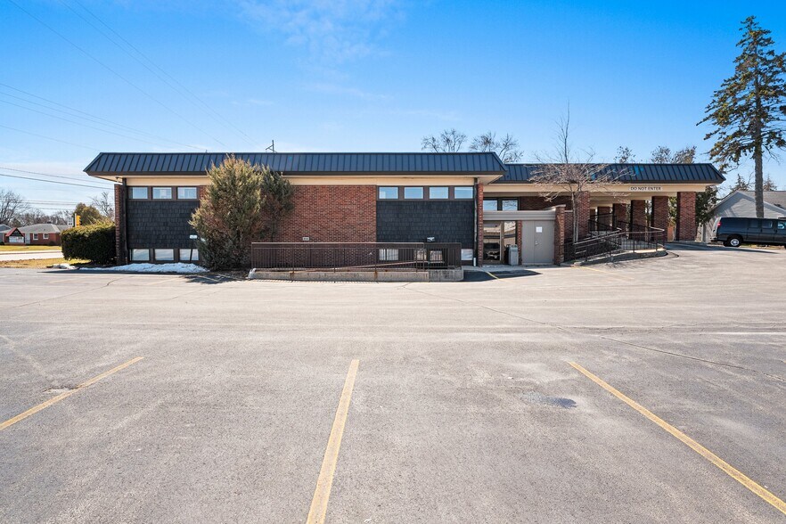 More Photos Of 1751 Deckner Ave, Green Bay Medical For Sale