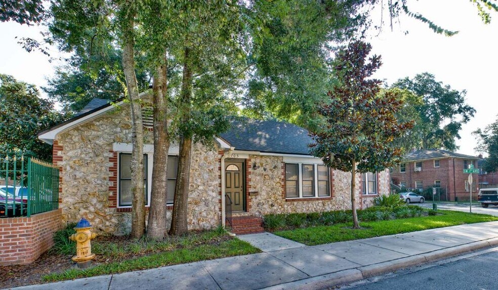 More Photos Of 629 SW 9th St, Gainesville Dormitory For Sale