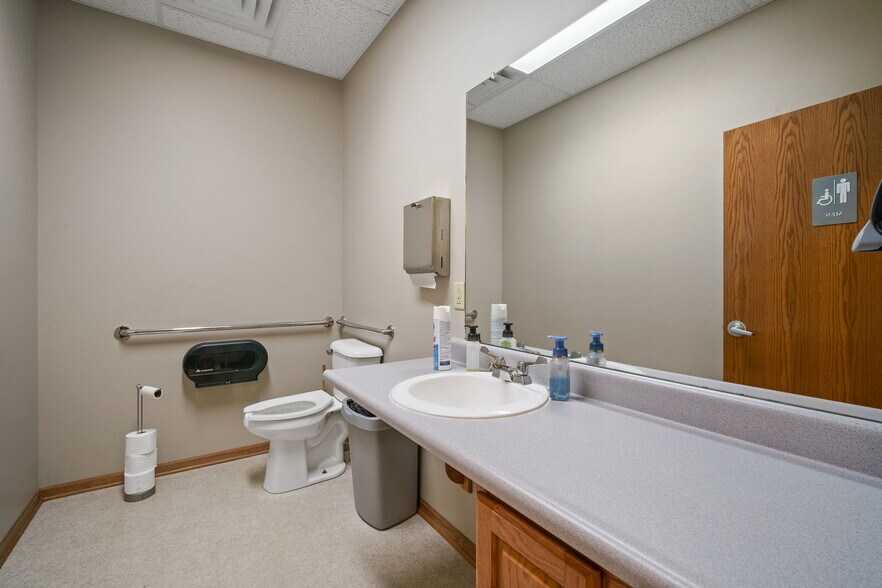 More Photos Of 1801 N 13th Ave E, Newton Flex For Lease