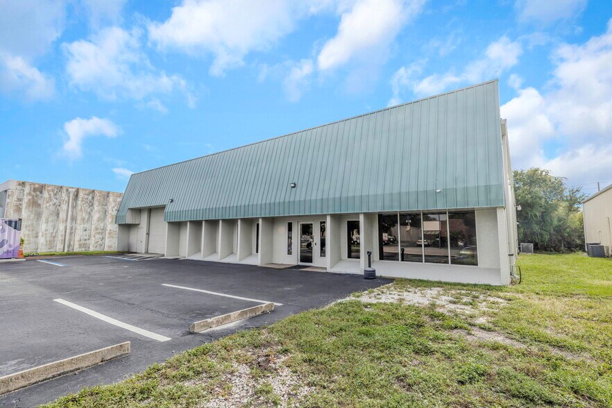 More Photos Of 10781 75th St N, Seminole Light Manufacturing For Lease