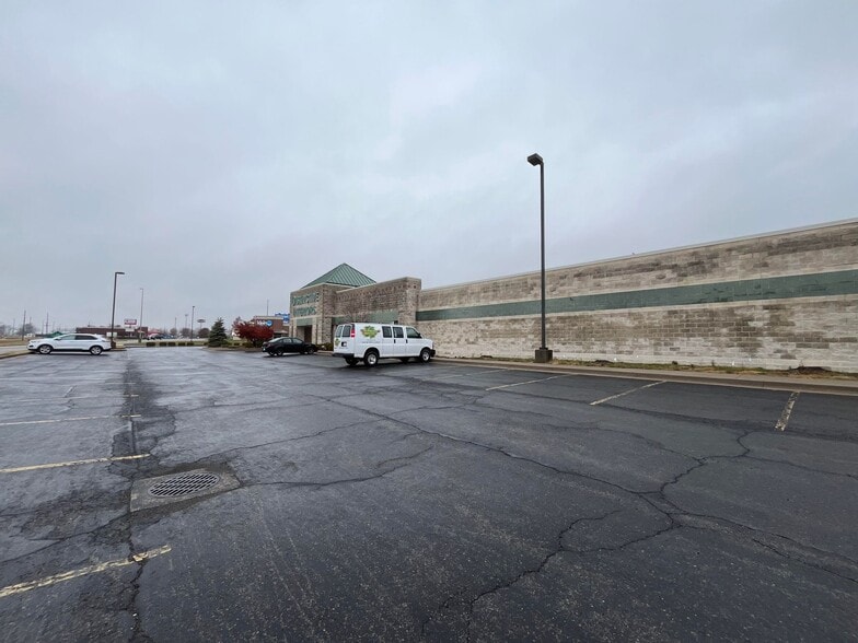 More Photos Of 2800 Outer Dr, Marion Freestanding For Lease