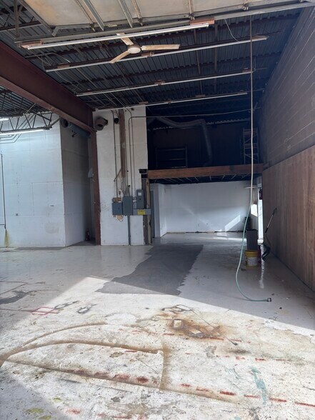 More Photos Of 170-176 Mariner Dr, Southampton Warehouse For Lease