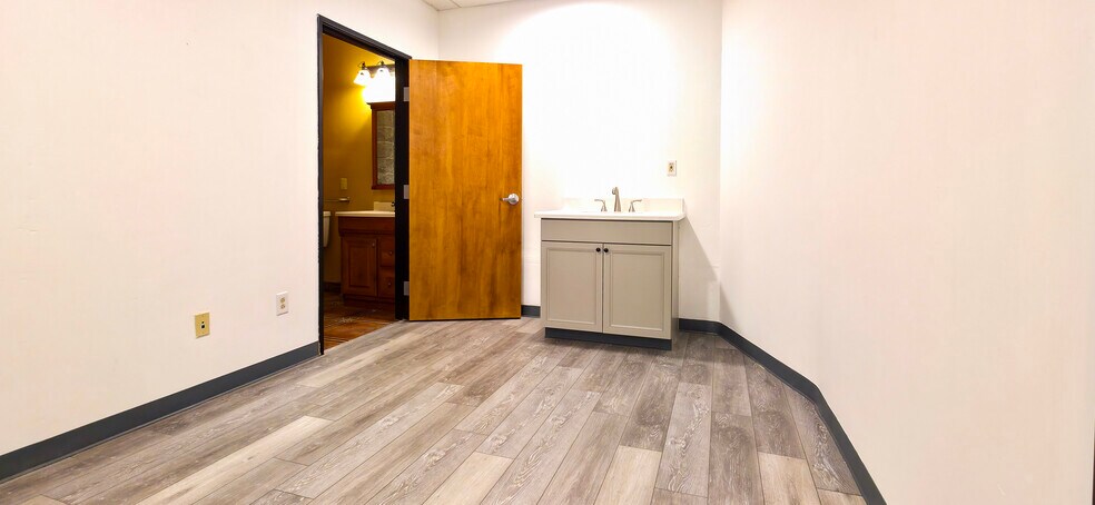 More Photos Of 7678 E Greenway Rd, Scottsdale Light Distribution For Lease