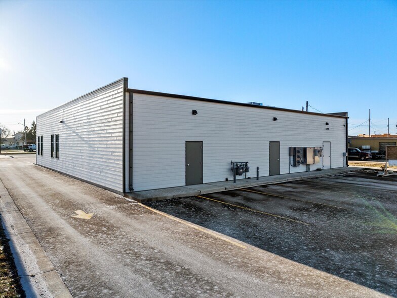 More Photos Of 3810 Calumet Ave, Manitowoc Freestanding For Lease