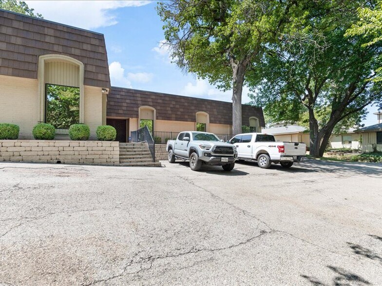 More Photos Of 2020 W Northwest Hwy, Grapevine Office For Lease