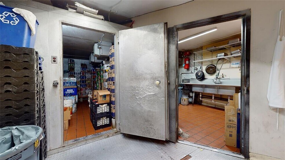 More Photos Of 166 W Park Ave, Long Beach Storefront Retail Office For Sale