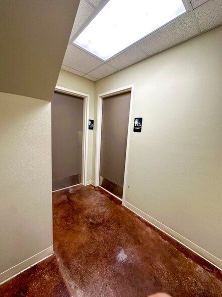More Photos Of 1 N Mechanic St, El Campo Office For Sale
