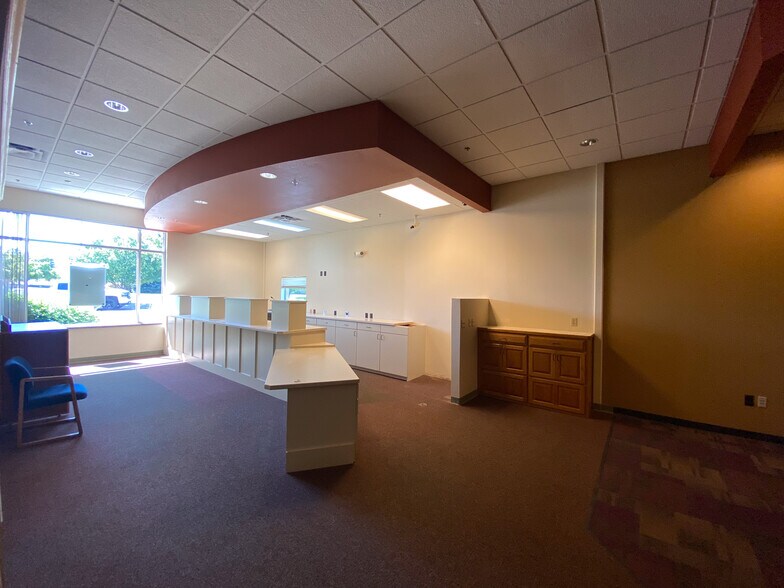 More Photos Of 1655 N Grandview Ln, Bismarck Office For Lease