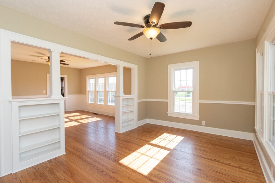 More Photos Of 422 E Main St, Brownsburg Office For Sale