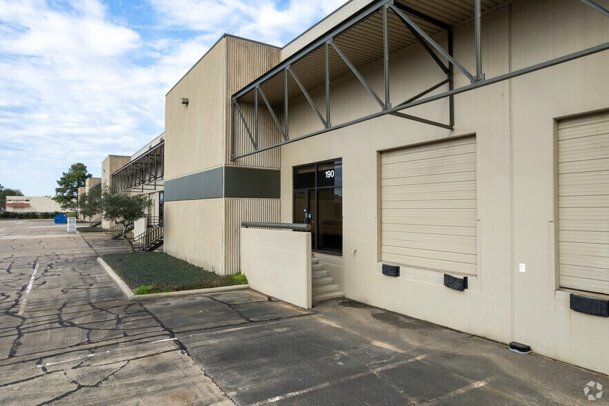 More Photos Of 9200-9230 Baythorne Dr, Houston Unknown For Lease
