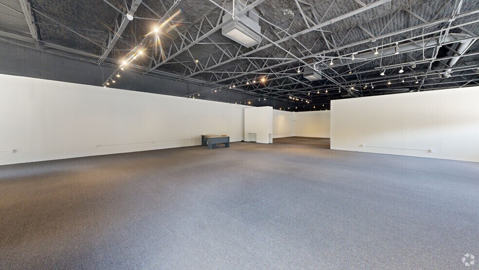 Primary Photo Of 1710 Hi Line Dr, Dallas Showroom For Lease