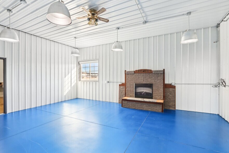 More Photos Of 680 Enterprise Dr, Lake Mills Freestanding For Lease