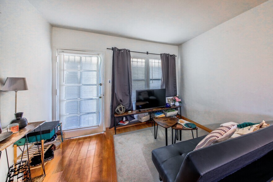 More Photos Of 2646 La Cienega Ave, Los Angeles Storefront Retail Residential For Sale