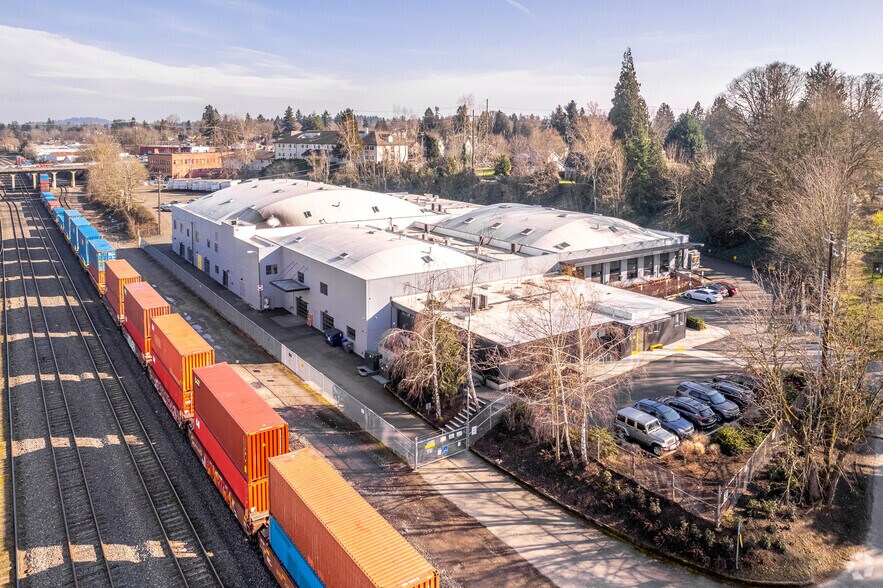 More Photos Of 100 NE Farragut St, Portland Light Manufacturing For Lease