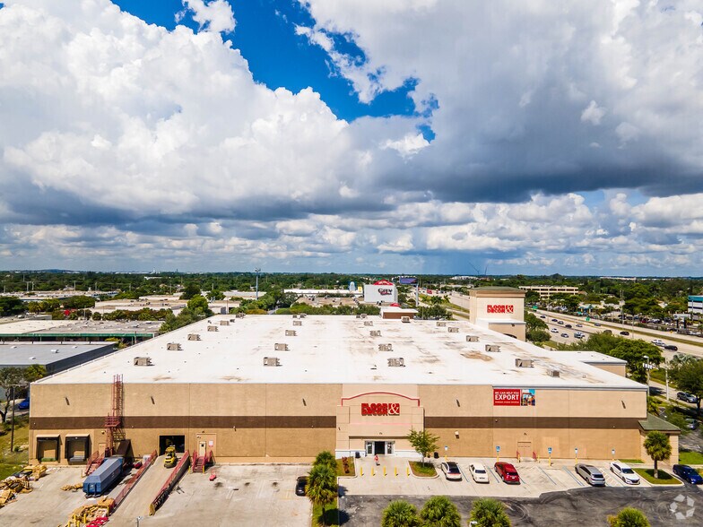 More Photos Of 1400 NW 167th St, Miami Showroom For Lease