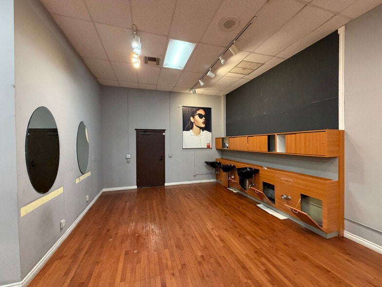 More Photos Of 19350 Business Center Dr, Northridge Storefront Retail Office For Lease