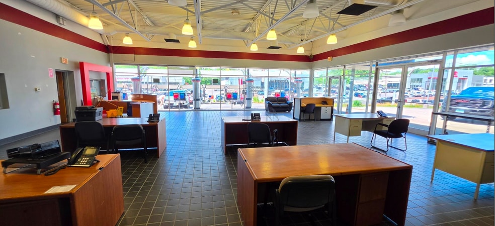 More Photos Of 2160 Straits Tpke, Middlebury Auto Dealership For Lease