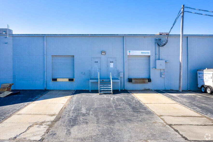 More Photos Of 200-236 Turner Blvd, Saint Peters Showroom For Lease