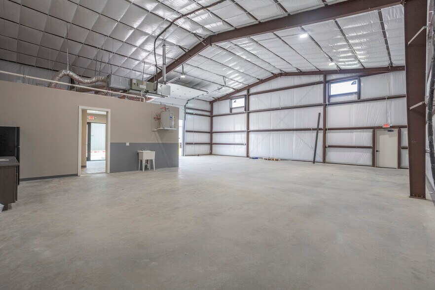 More Photos Of 6451 Silver Saddle Rd, Fort Worth Warehouse For Lease