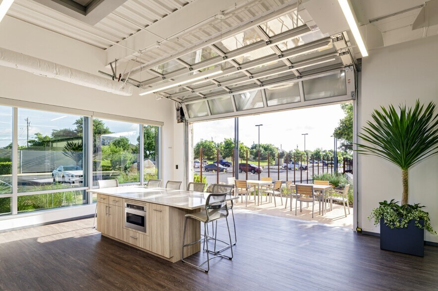 More Photos Of 810 Hester's Crossing, Round Rock Office For Lease