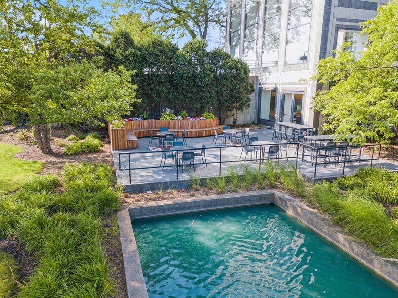 More Photos Of 1901 N Roselle Rd, Schaumburg Office For Sale