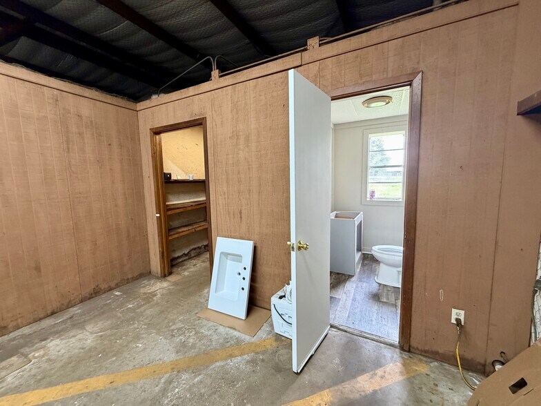 More Photos Of 2000 E Murchison St, Palestine Flex For Sale