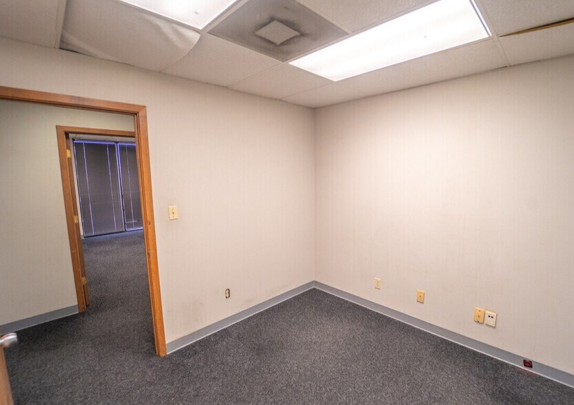 More Photos Of 1404 E Rio Grande St, Victoria Warehouse For Sale