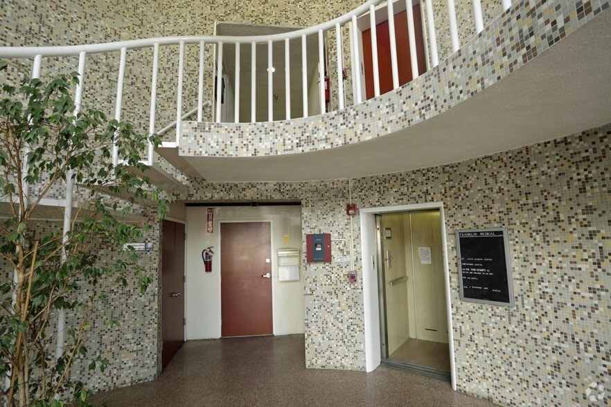 More Photos Of 3200 Santa Monica Blvd, Santa Monica Medical For Lease