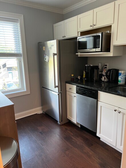 More Photos Of 437 Naubuc Ave, Glastonbury Office For Sale