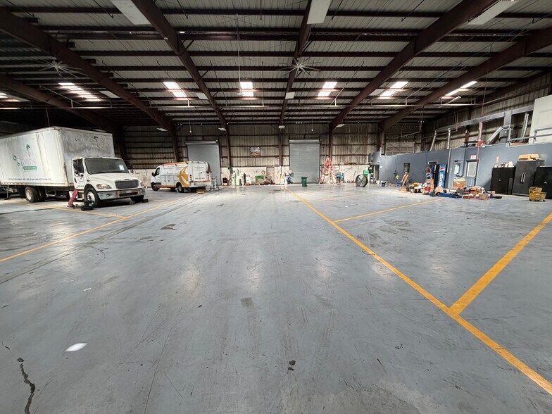 More Photos Of 10650-10660 NW South River Dr, Medley Warehouse For Lease
