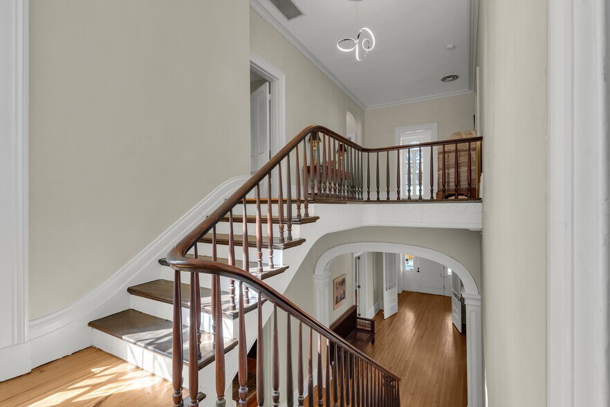 More Photos Of 389 King St E, Gananoque Office For Sale