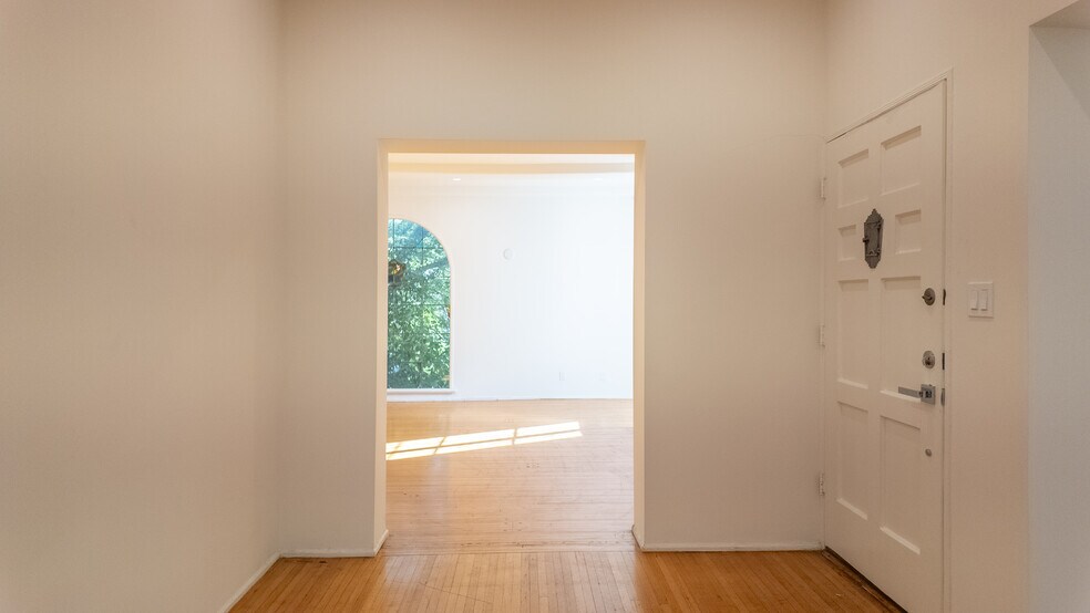 More Photos Of 205 S Reeves Dr, Beverly Hills Apartments For Sale