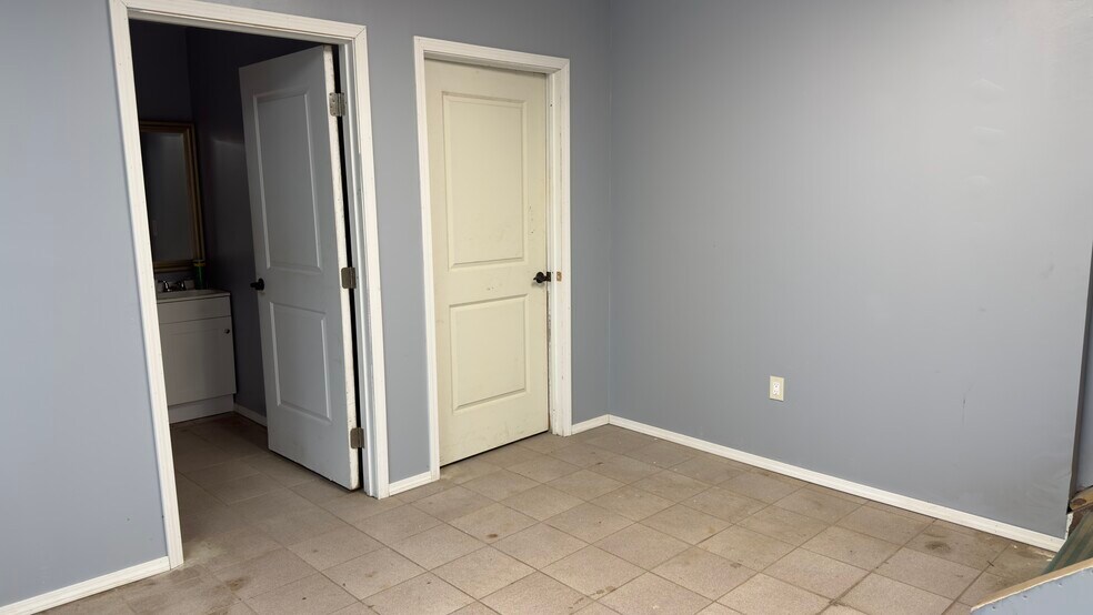 More Photos Of 2800 Delano St, Pensacola Warehouse For Lease