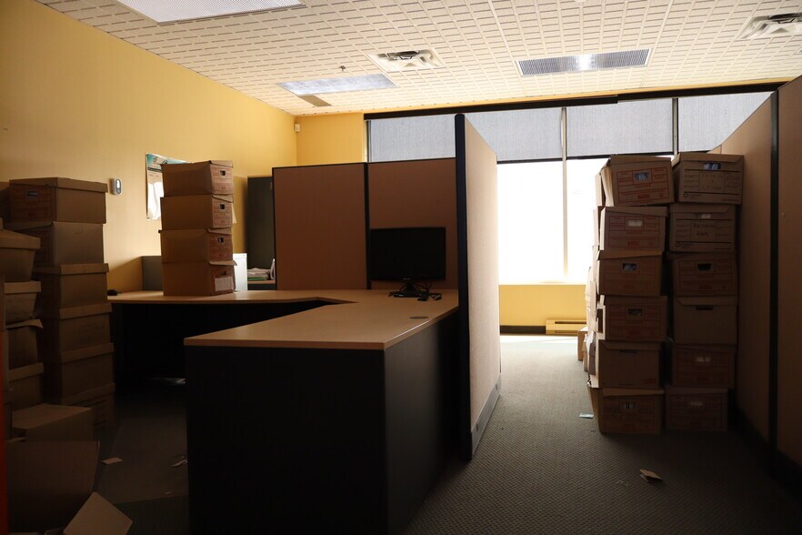More Photos Of 2655 Rue Michelin, Laval Warehouse For Lease
