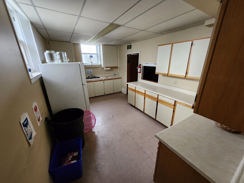 More Photos Of 977 Oxford St E, London Specialty For Lease