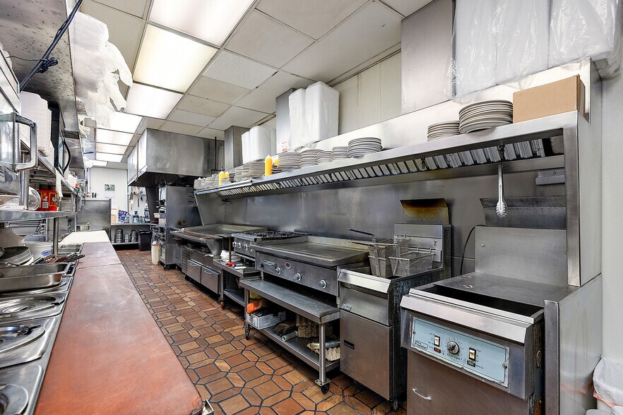 More Photos Of 37116 S Groesbeck Hwy, Clinton Township Restaurant For Sale
