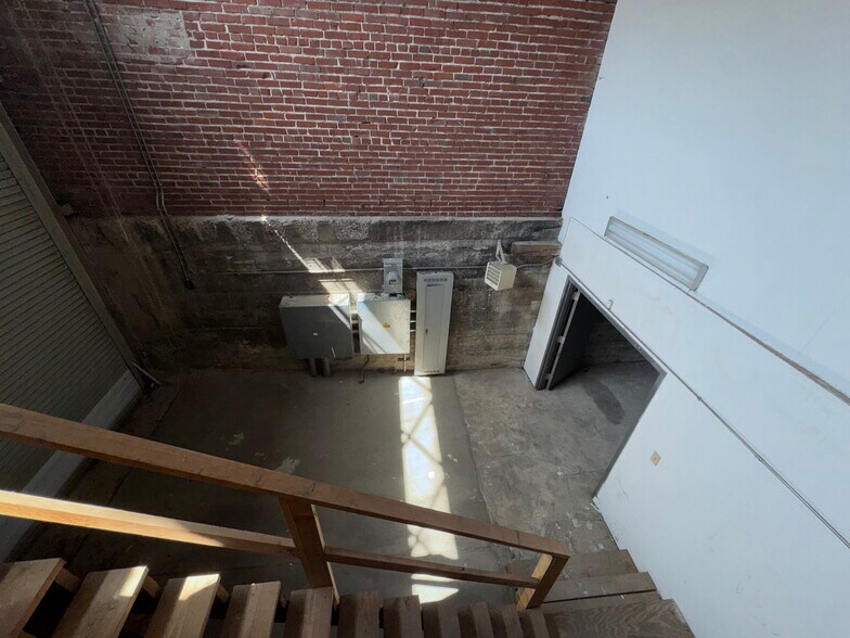 More Photos Of 390 S Main St, Memphis Office For Sale