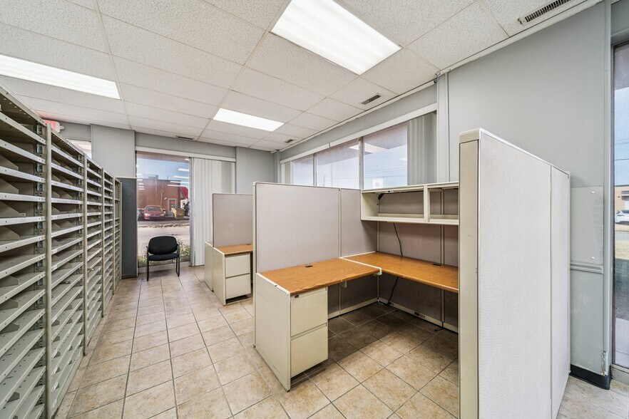 More Photos Of 8118 E 44th St, Tulsa Warehouse For Lease