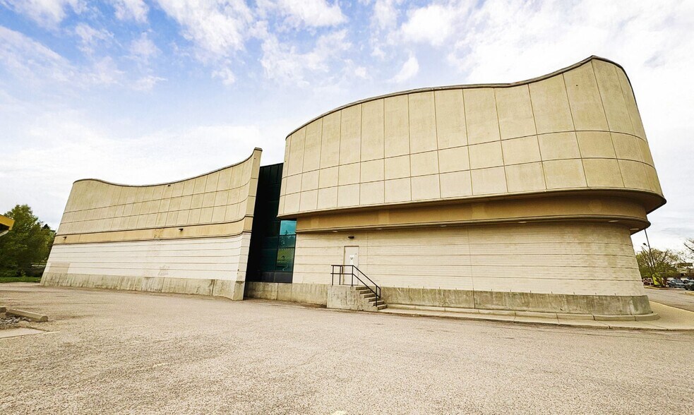 More Photos Of 4407 50 Av, Red Deer Supermarket For Lease