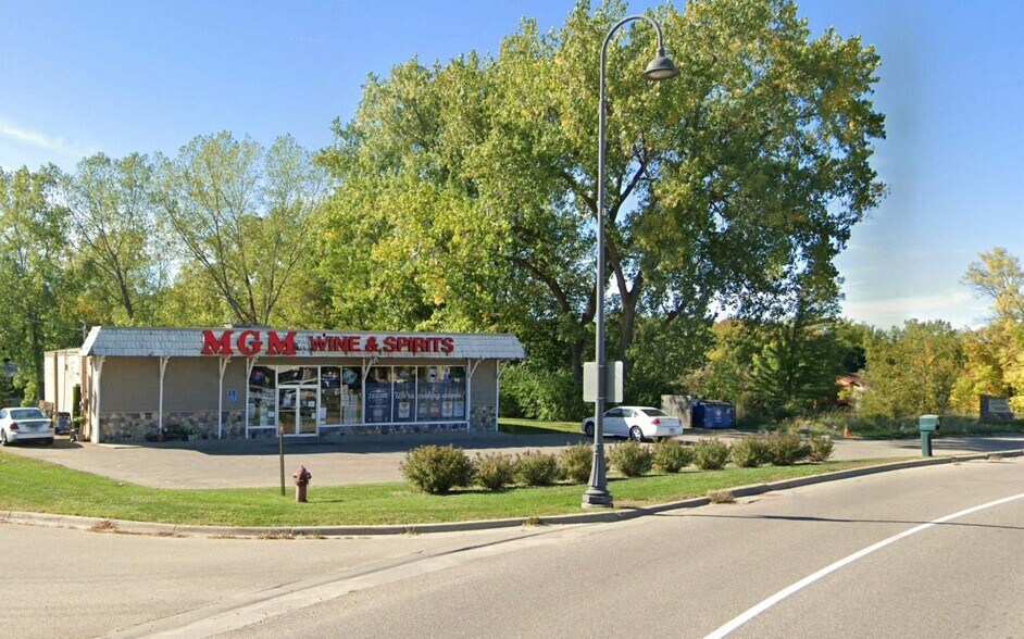 More Photos Of 5660 Manitou Rd, Shorewood Freestanding For Sale