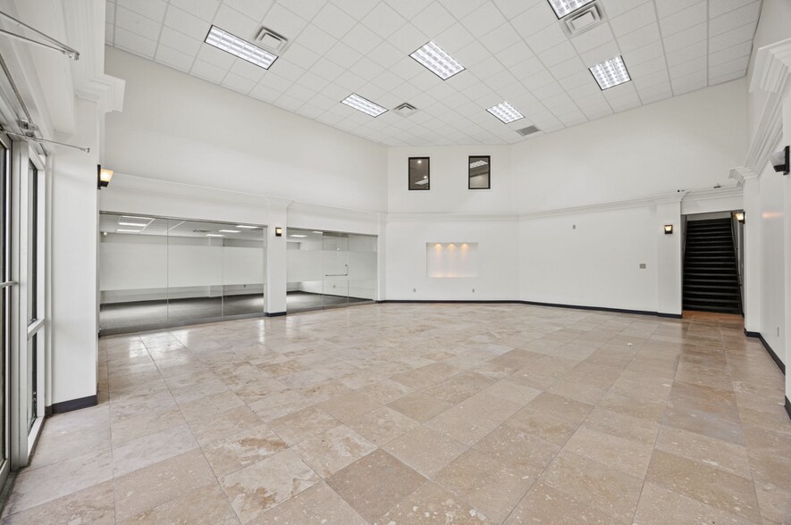 More Photos Of 1878 Royal Ln, Dallas Warehouse For Sale