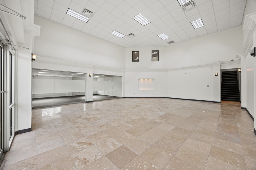 More Photos Of 1878 Royal Ln, Dallas Warehouse For Sale