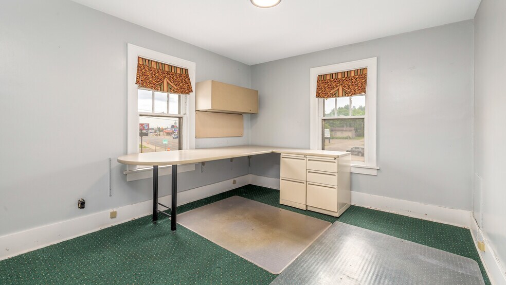More Photos Of 212 E Margaret St, Iron Mountain Office For Sale