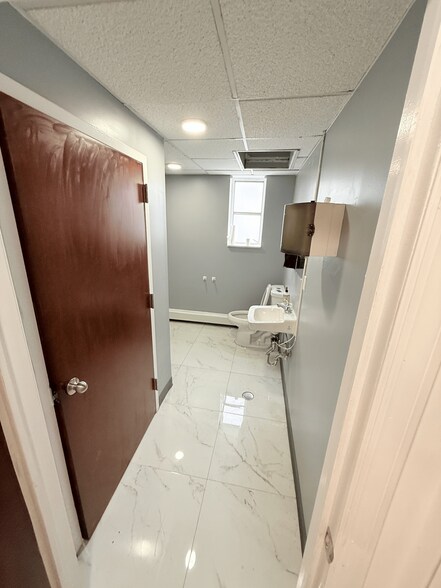 More Photos Of 80 E Old Country Rd, Mineola Office For Lease