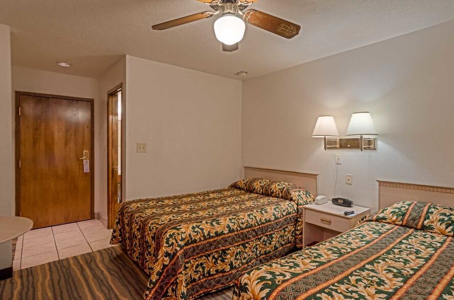 More Photos Of 1520 Candelaria Rd NE, Albuquerque Hotel For Sale