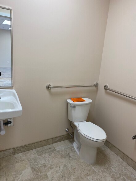 More Photos Of 32 Worlds Fair Dr, Somerset Medical For Lease