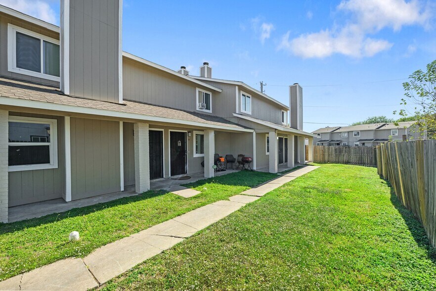 More Photos Of 6913 Wentworth Dr, Austin Multifamily For Sale