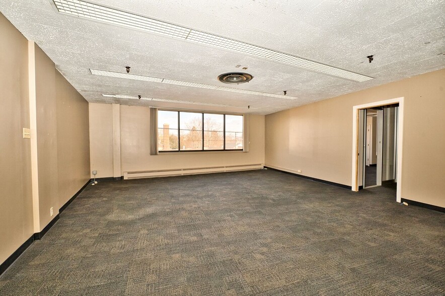 More Photos Of 651 S Martin Luther King Jr Ave, Waukegan Warehouse For Sale